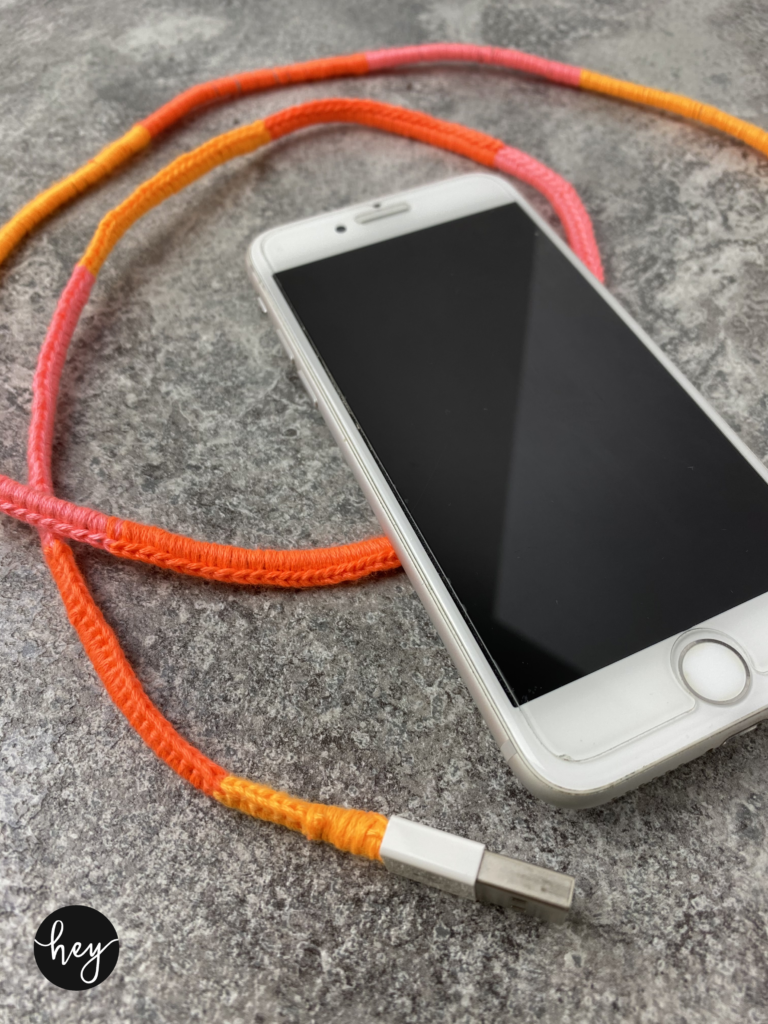 Kabel-einfach-verschönern Ein Kabel kann ganz einfach mit festen Maschen verschönert werden